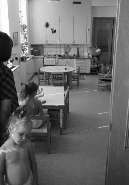 Svezia - Bambini nella piccola sala da pranzo dell'asilo
