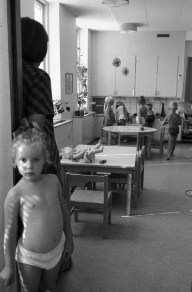 Svezia - Bambini nella piccola sala da pranzo dell'asilo