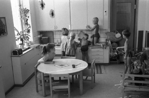 Svezia - Bambini nella piccola sala da pranzo dell'asilo