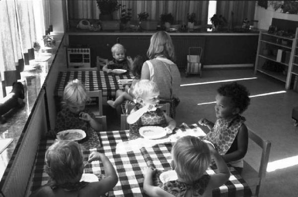 Svezia - Bambini dell'asilo a tavola