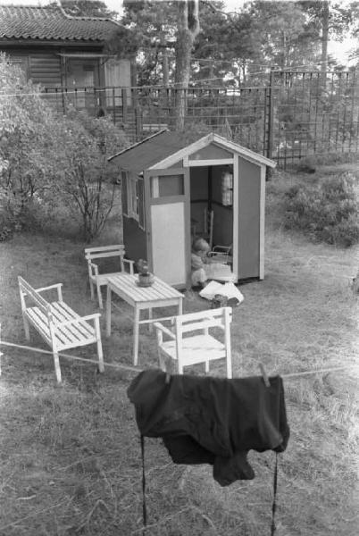 Svezia, älgö - Laudie bambina gioca in una casetta di legno in giardino