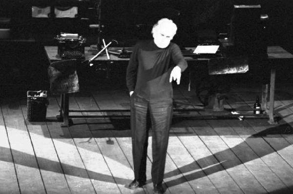 Giorgio Strehler, regista teatrale, sul palcoscenico