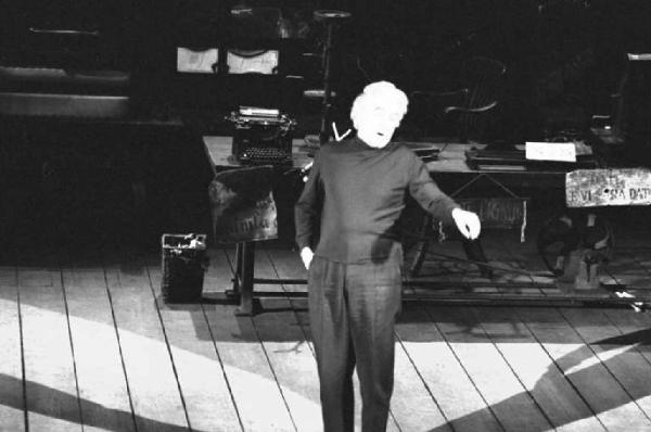 Giorgio Strehler, regista teatrale, sul palcoscenico