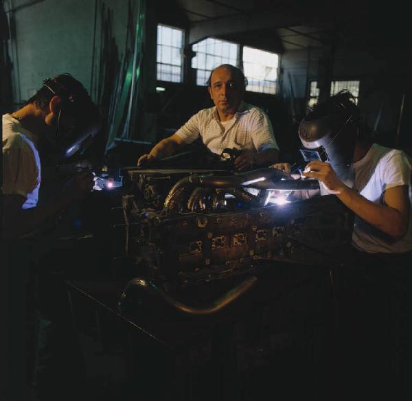 Autofficina macchine sportive - le maestranze durante una fase di lavoro