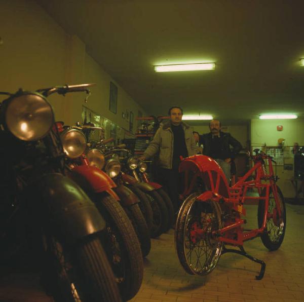 Moto officina sportiva - scorcio del salone - in primo piano il proprietario