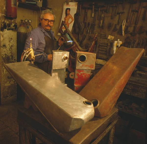 Moto officina sportiva - una maestranza durante una pausa di lavoro