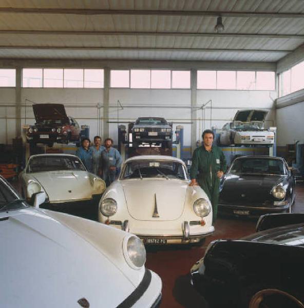 Autofficina macchine sportive - veduta dell'autosalone con le maestranze