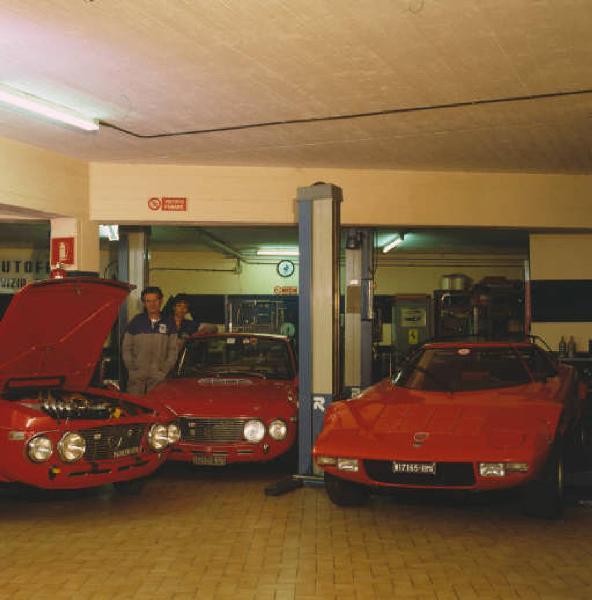 Autofficina macchine sportive - veduta dell'autosalone con le maestranze