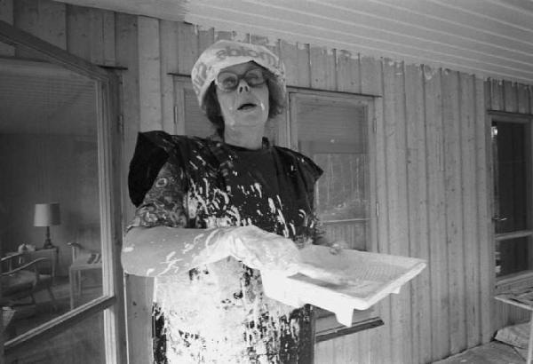 Svezia, Blidö - Ritratto femminile - Madre di Carola Nocera con vaschetta di vernice in mano
