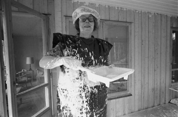 Svezia, Blidö - Ritratto femminile - madre di Carola Nocera con vaschetta della vernice in mano
