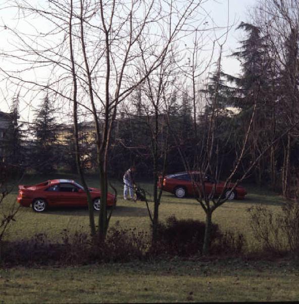 Autovetture sportive giapponesi -  ripresa di due vetture all'interno di un bosco