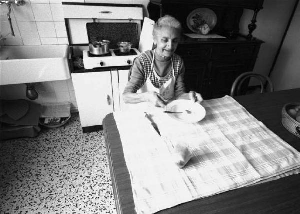 Ritratto femminile - donna anziana in sala da pranzo