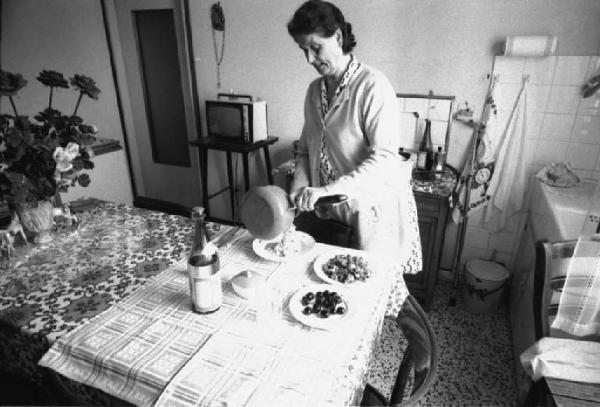 Ritratto femminile - donna adulta in sala da pranzo affetta del formaggio