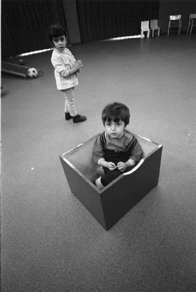 Ritratto di coppia - bambini nella sala dei giochi dell'asilo