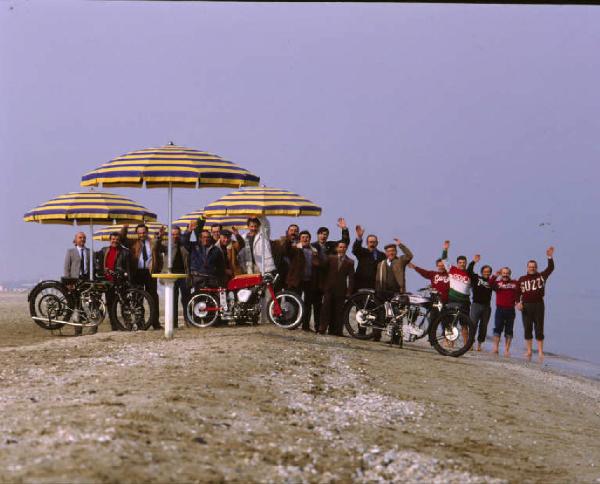 Maestranze di una moto officina con motociclette d'epoca - ritratto di gruppo