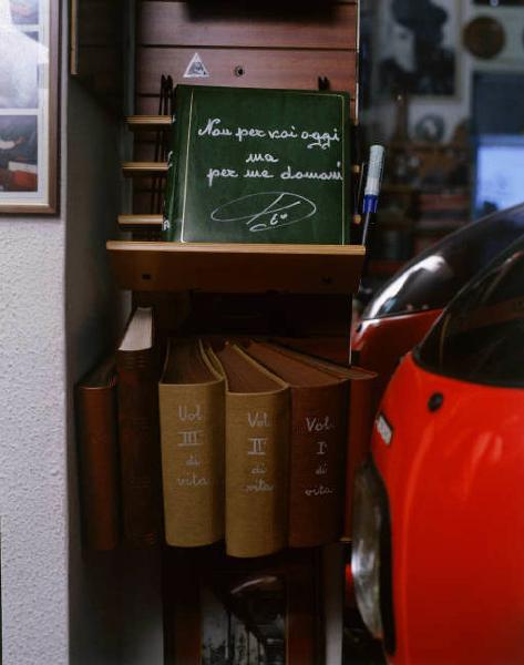 Particolare di una libreria con cupolino di una motocicletta in primo piano