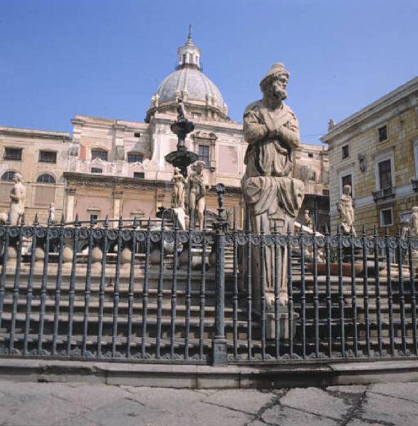 Scorcio di Piazza Pretoria - In primo piano le statue della fontana