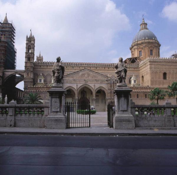 Ripresa frontale della Cattedrale dalla strada