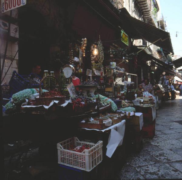 Mercato della Vucciria - Scorcio delle bancarelle lungo la via