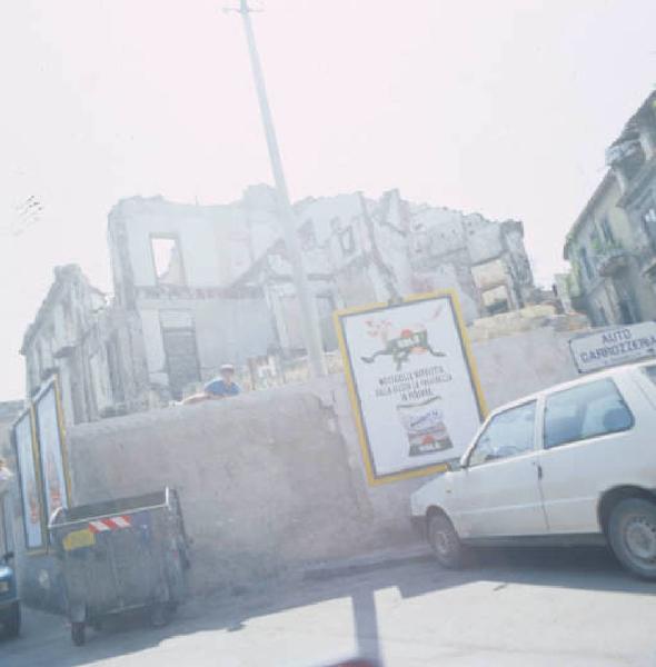 Rudere di edificio nel centro urbano