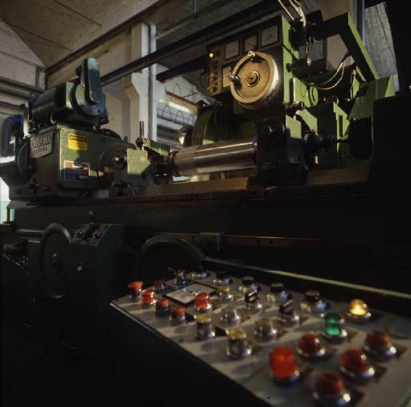 Forsidera - Interno dello stabilimento - Macchinari per la lavorazione di materiali siderurgici, in primo piano il quadro comandi