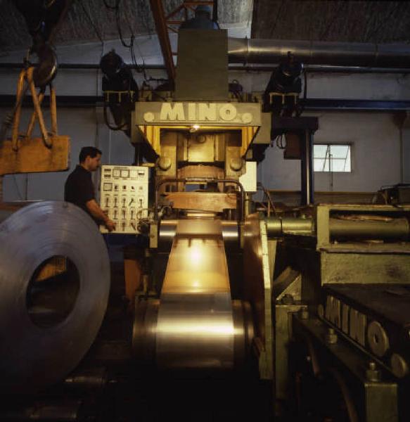 Forsidera - Interno dello stabilimento - Operaio specializzato segue un macchinario durante la lavorazione di materiali siderurgici