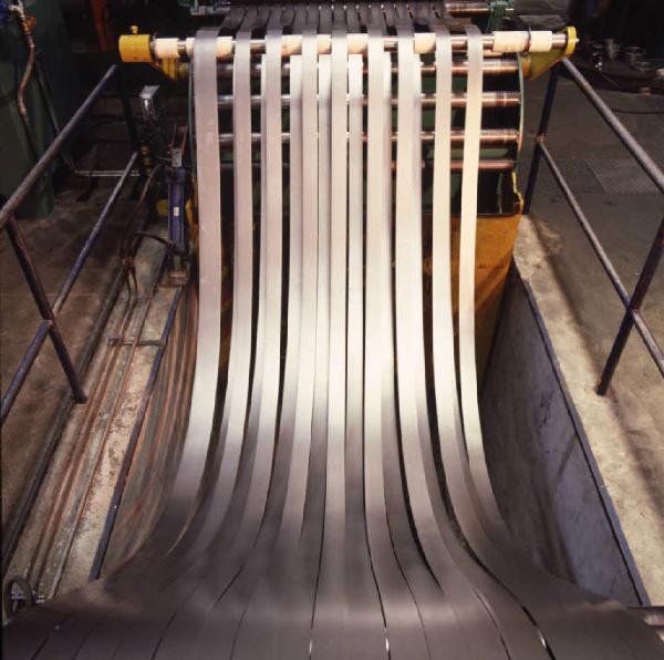 Forsidera - Interno dello stabilimento - Particolare di un macchinario durante una fase di lavorazione di materiali siderurgici