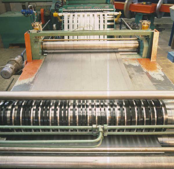 Forsidera - Interno dello stabilimento - Particolare di un macchinario durante la lavorazione di materiali siderurgici