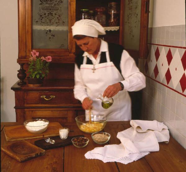 Suor Germana mentre cucina