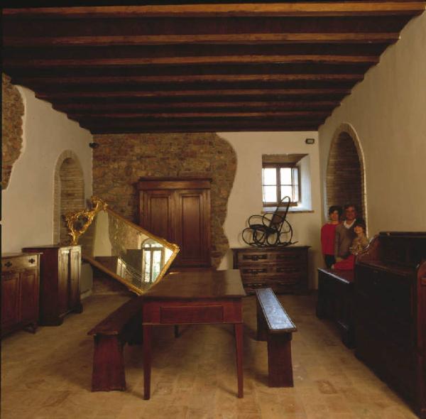 Bonanni - Esposizione di  mobili antichi con coppia di adulti e bambina ritratti sullo sfondo