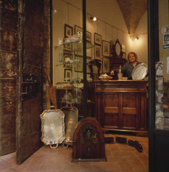 Oggetti d'antiquariato esposti in un cortile restaurati da Antonio Gueli e di proprietà di Umberto Godente