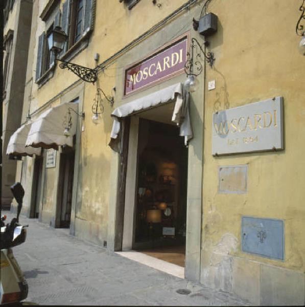 Moscardi -  Ripresa esterna dell'ingresso del negozio