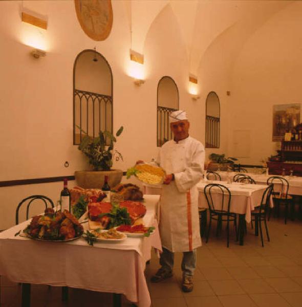 Ristorante - Il cuoco mostra le specialità culinarie del locale