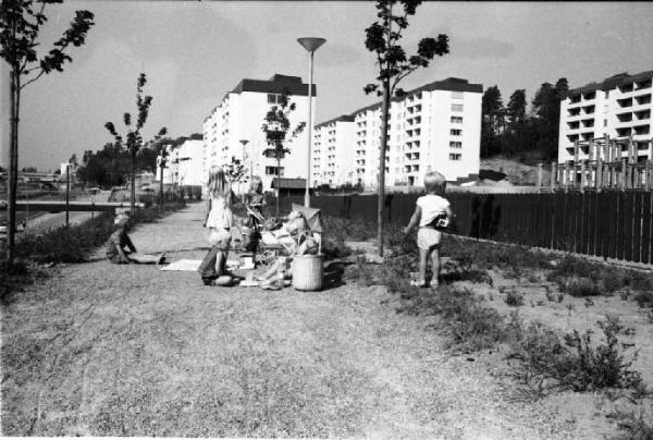 Skärholmen - Stoccolma, Svezia - Spiazzo cementificato - Palazzi moderni sullo sfondo