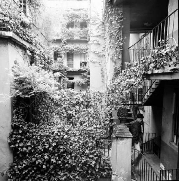 Cortile di ringhiera di Via Fiori Chiari con passante