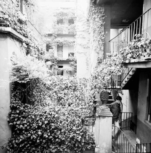 Cortile di ringhiera di Via Fiori Chiari con passante