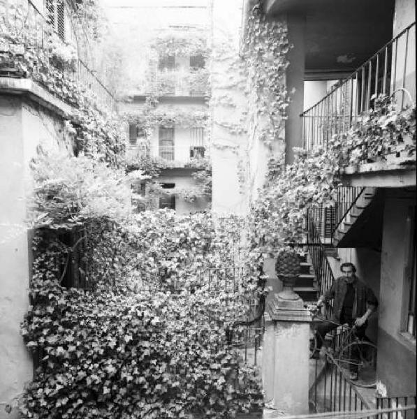 Cortile di ringhiera di Via Fiori Chiari con Tomshinsky Stanley