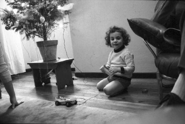 Ritratto femminiule - bambina che gioca sul pavimento del soggiorno