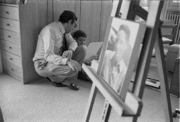 Padre e figlio sfogliano alcune fotografie