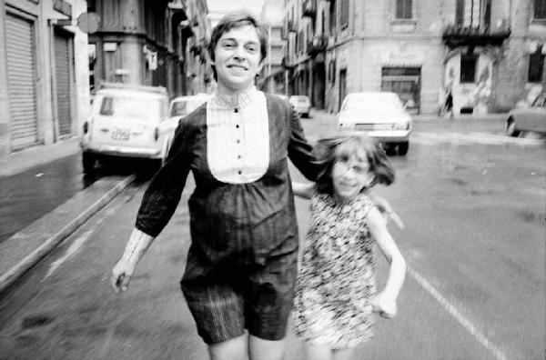 Bambina con occhiali con una lente oscurata e ragazza camminano per strada - Paola Martini Salvioni, fotografa e la figlia Lorenza