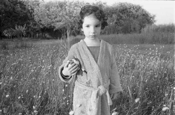 Ritratto femminile - ragazze fra le spighe di grano