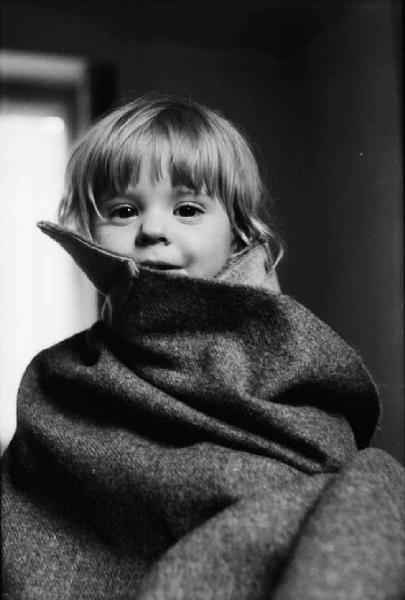 Laudie bambina avvolta in un cappotto