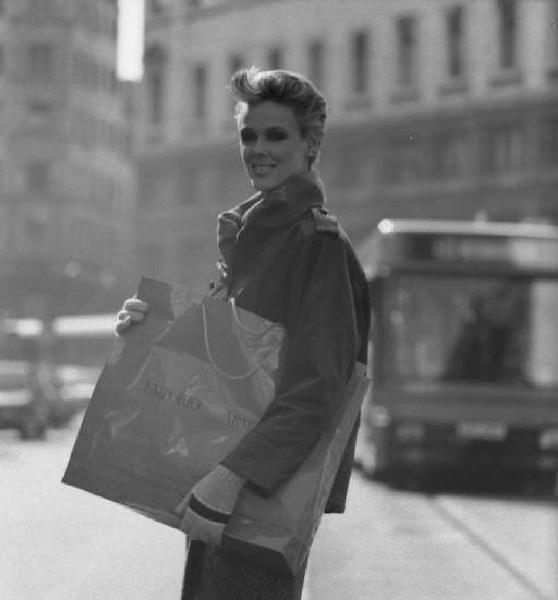 Ritratto femminile - Brigitte Nielsen in centro a Milano con sacco Armani