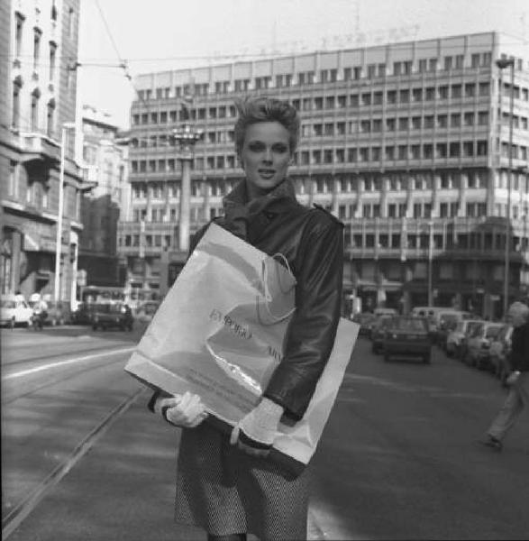 Ritratto femminile - Brigitte Nielsen in centro a Milano con sacco Armani