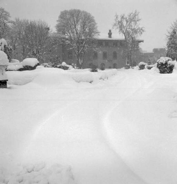 Paesaggio con cascinale sotto la neve