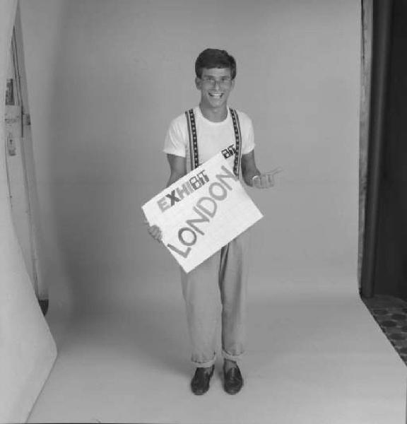 Ritratto maschile - ragazzo con il cartello "Exhibit London"
