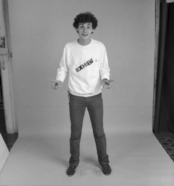 Ritratto maschile - ragazzo con maglietta "Exhibit"