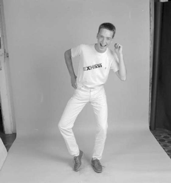 Ritratto maschile - ragazzo con maglietta "Exhibit"