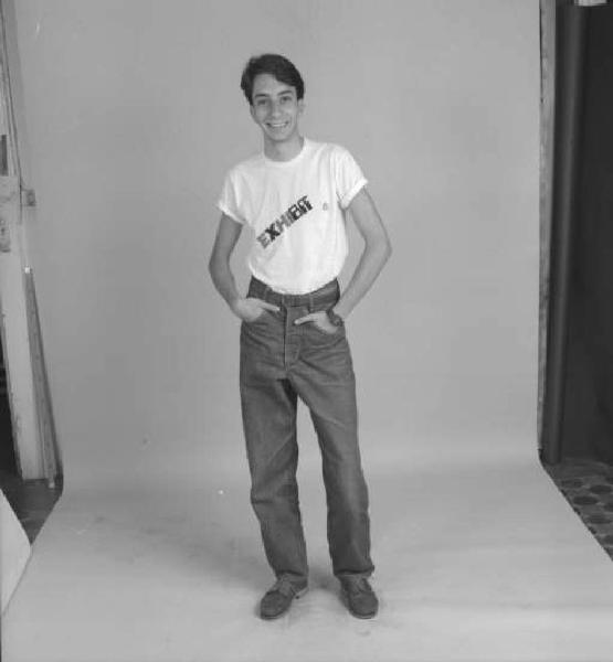 Ritratto maschile - ragazzo con la maglietta "Exhibit"