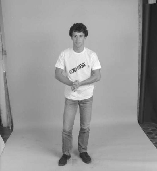 Ritratto maschile - ragazzo con la maglietta "Exhibit"